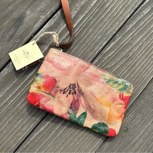 Patricia Nash leather wristlet new with tags

8” X 5”

Interior zipper pocket